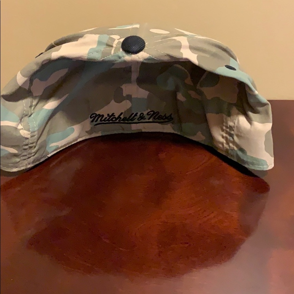 Atlanta Hawks Camo Mitchell & Ness Fitted Hat Cap - Picture 4 of 6